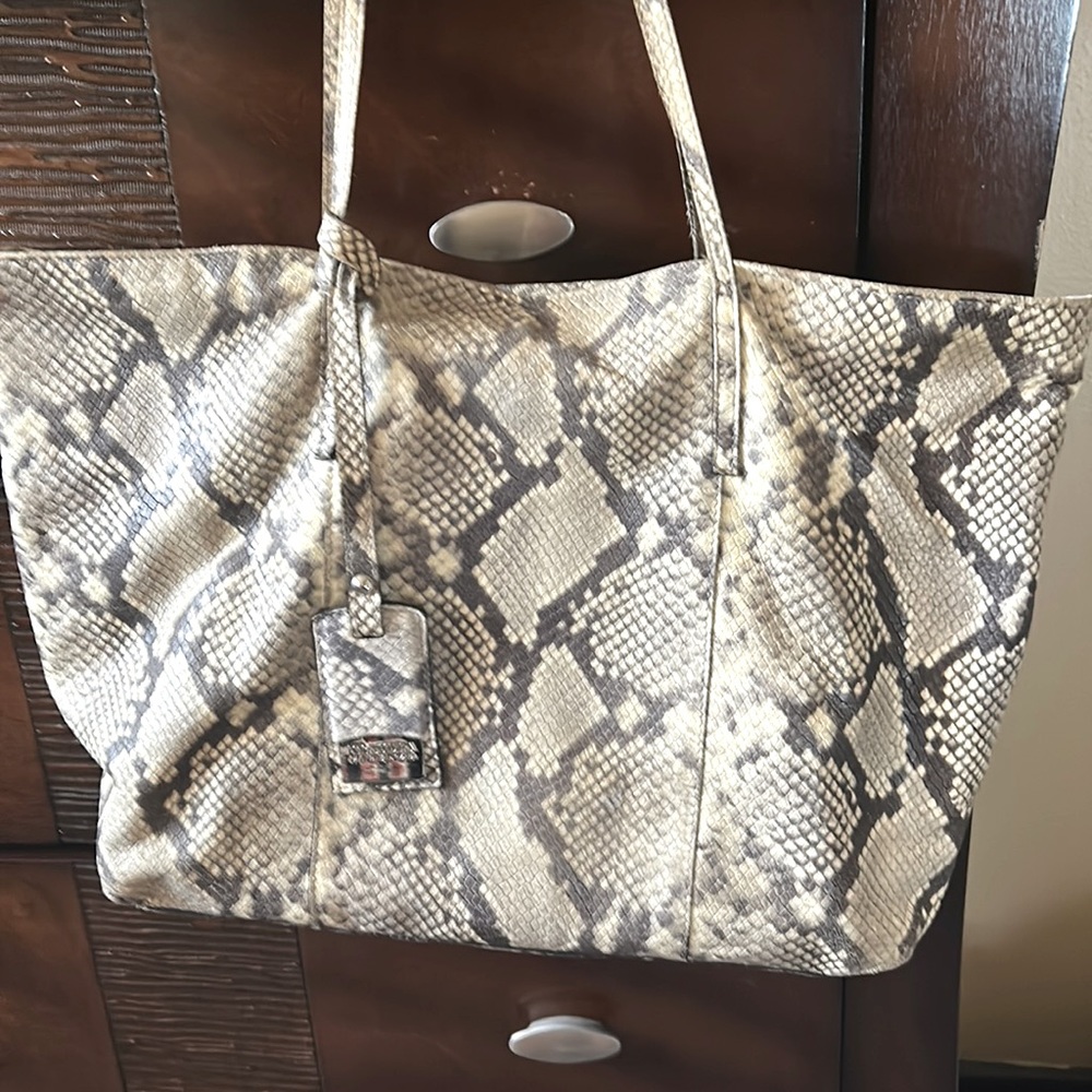 In good condition.  Very soft material and can fit a little or a lot.